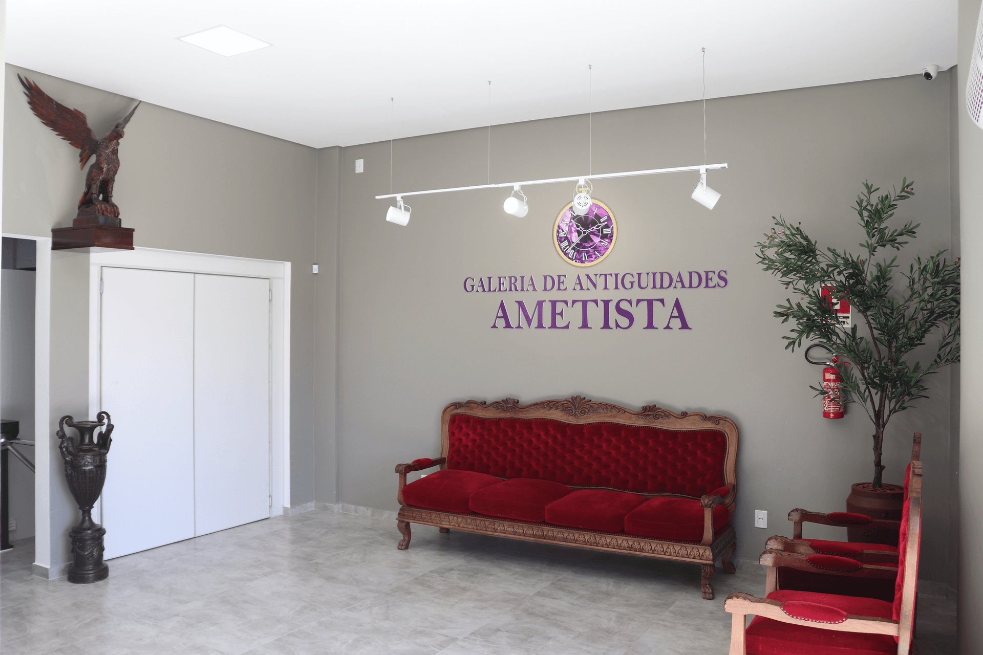Interior da Galeria de Antiguidades Ametista